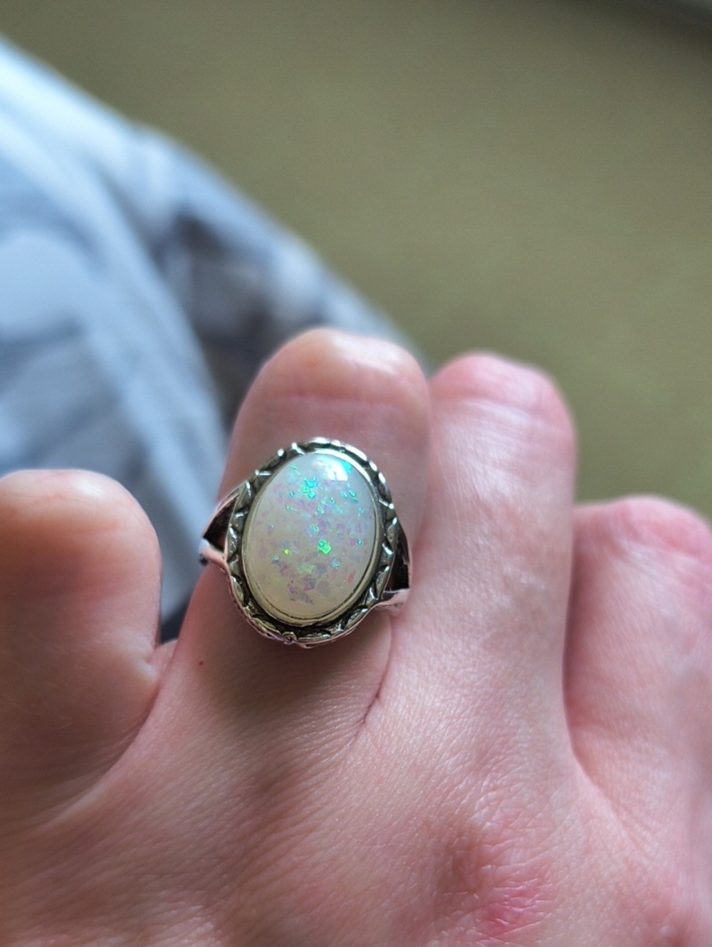 Silver-Tone Opal-Style Oval Ring – Size 4.5